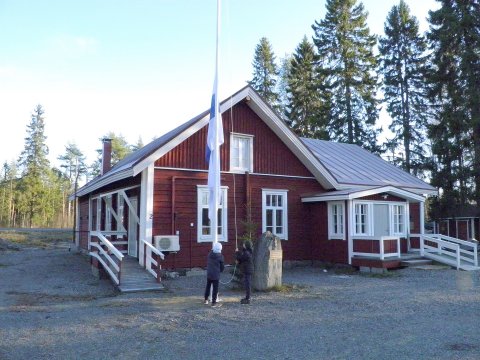 Temmeksen kylätalo Wäinölä ja nuoret lipunnostajat