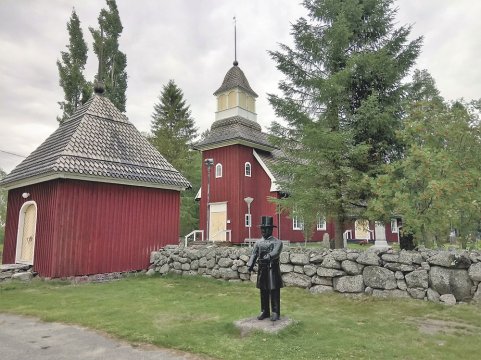 Temmeksen yli 250 vuotta vanha tukipilarikirkko ja kirkon vaivaisukko